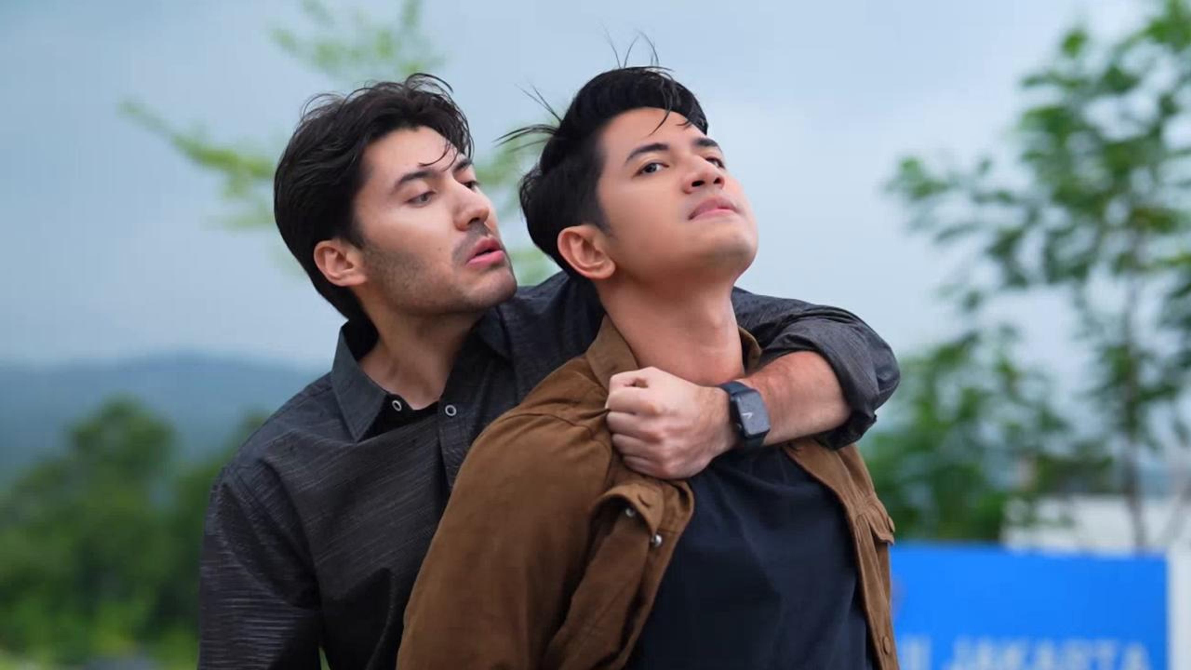 Cinta Di Bawah Tangan