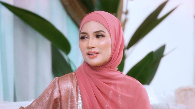 Next To Neelofa Raya