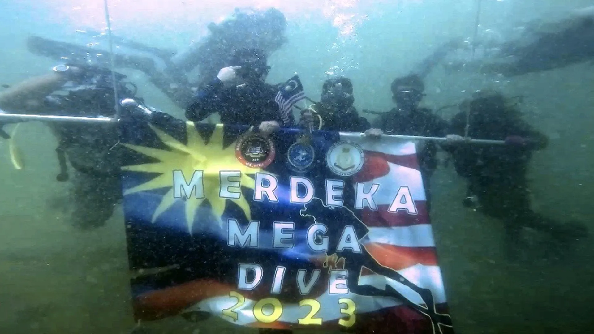 ERA Sabah kibarkan Jalur Gemilang di dasar laut bersama Tentera Laut Diraja Malaysia sempena Hari Kebangsaan ke-66