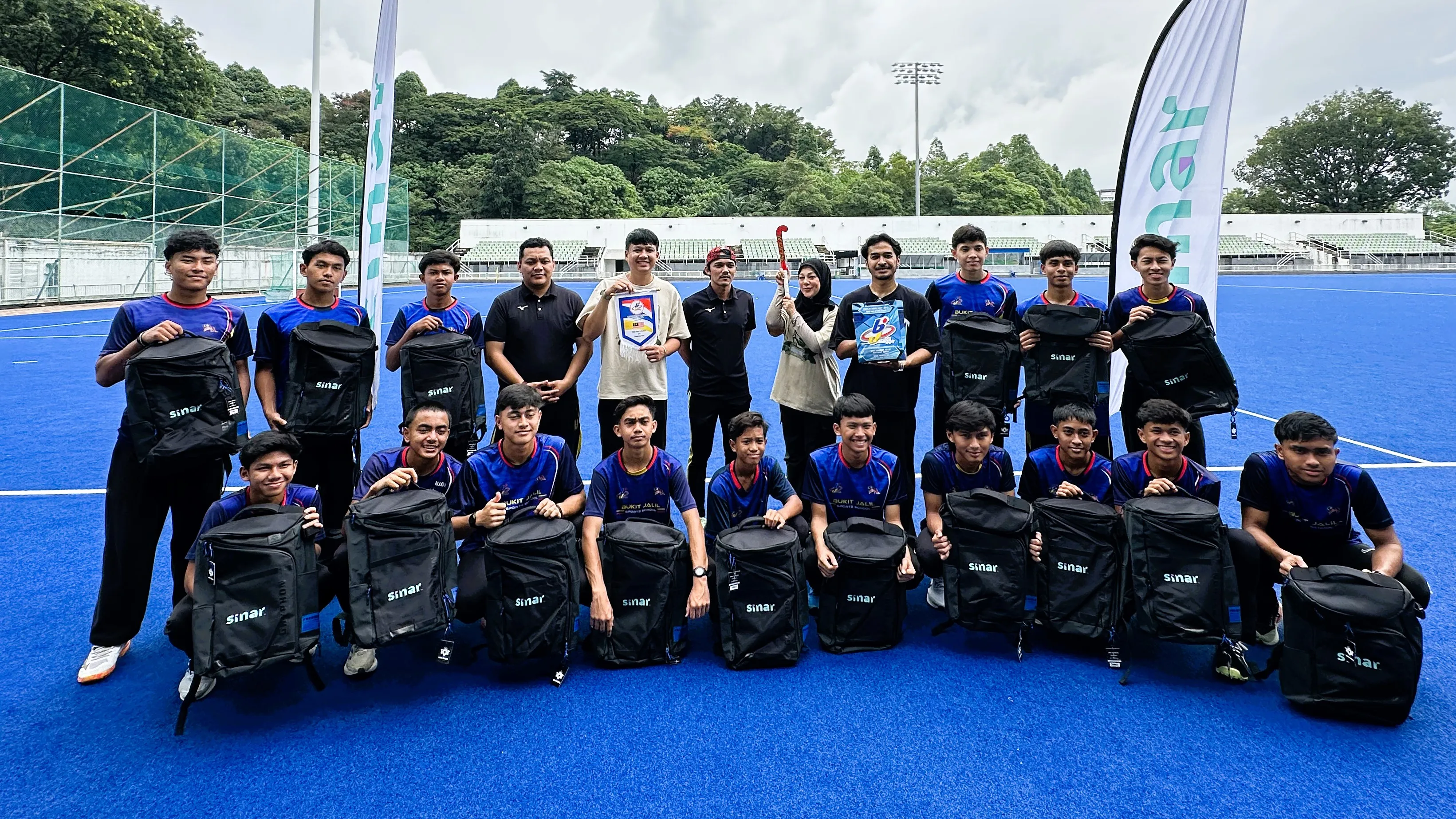 SINAR Hulur Bantuan Beg Hoki Kepada Pemain Sekolah Sukan Bukit Jalil