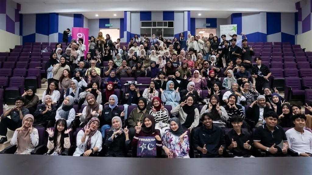 Radin dan Der bersama Pelajar UiTM Alor Gajah Melaka 