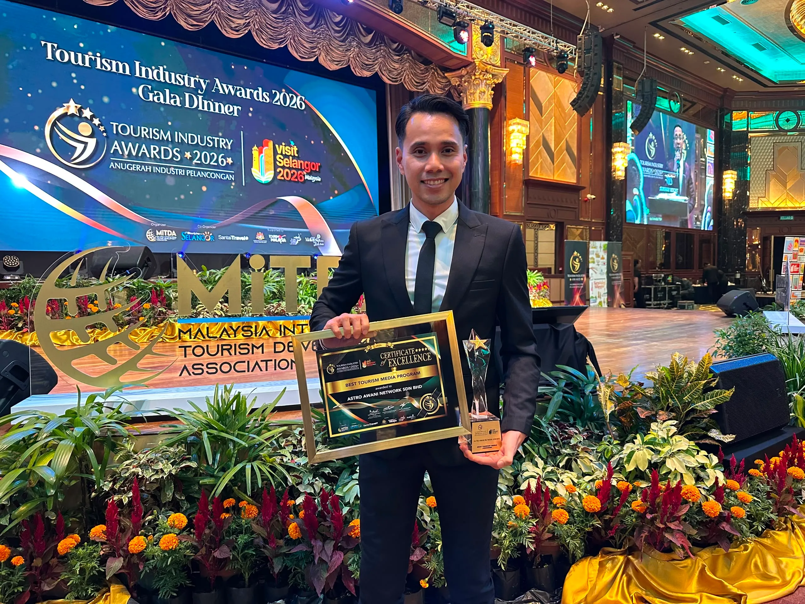 Pegawai Strategi Kandungan Astro AWANI, Muhammad Hafizudin Mohd Sanip mewakili Astro AWANI menerima Anugerah Program Media Pelancongan Terbaik (Best Tourism Media Program) pada Anugerah Industri Pelancongan 2026 (TIA26).